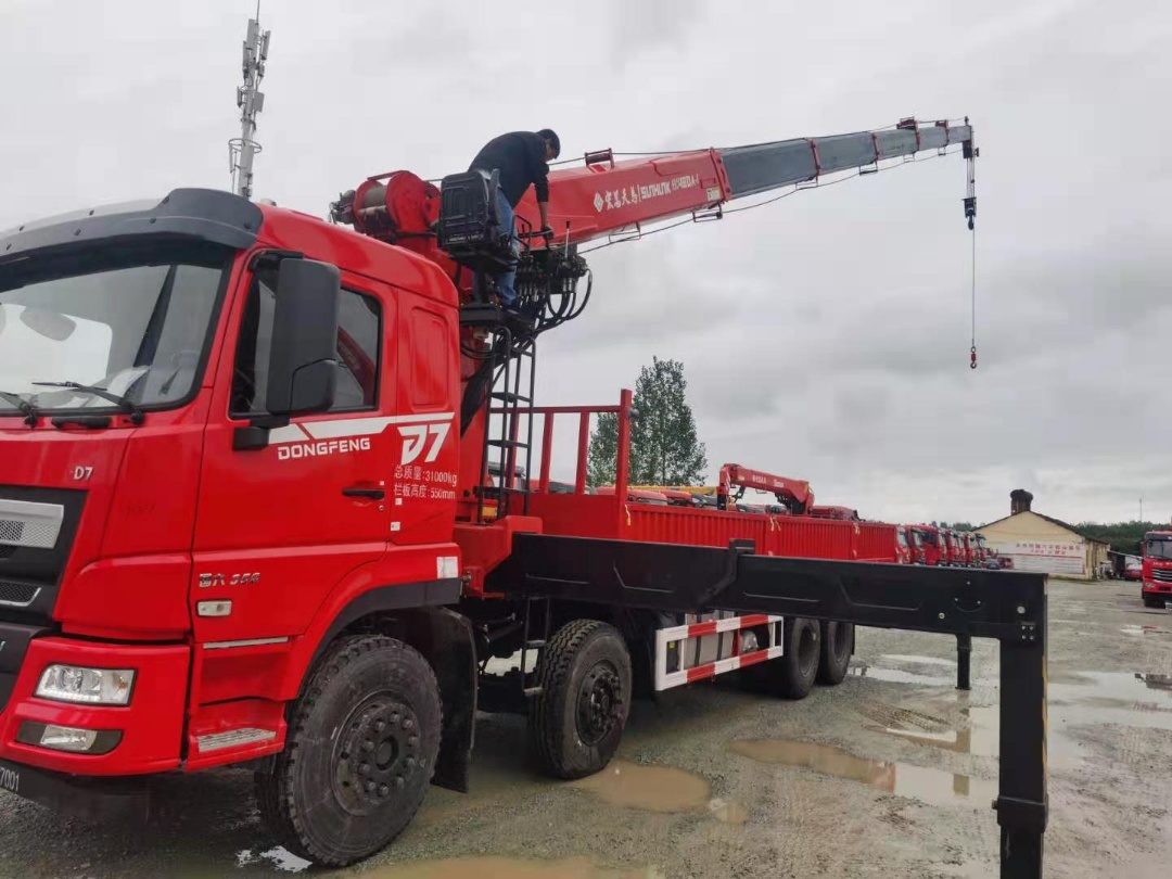 東風(fēng)暢行D7前四后八宏昌天馬18噸六節(jié)臂吊機(jī)隨車吊